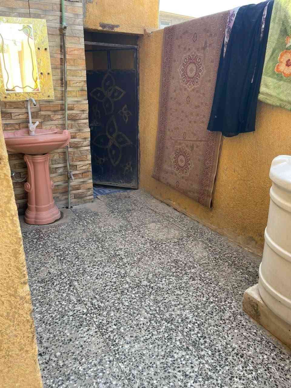 السلام عليكم بيت للبيع مساحه 150 متر كربلاء حي الرباب يبعد عن الامام 8 كيلو عقد زراعي منطقه كامله اكثر من الف بيت شارع تبليط ارصفه ماي مولد خط ذهبي كهرباء خطين بيت جاهز والي يريد تفاصيل ***********
