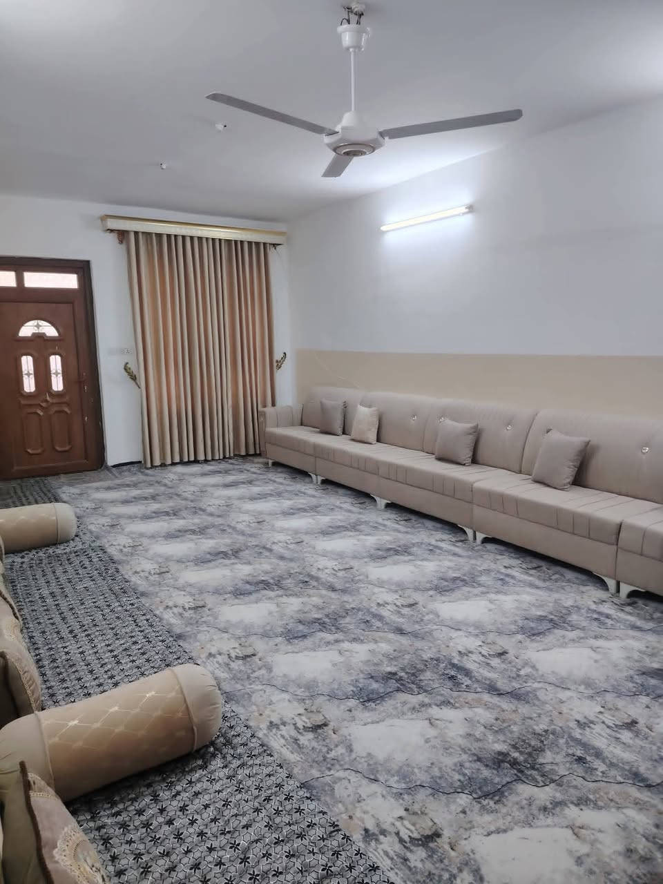 دار للبيع طابق ونص المساحه 300متر بقرب اسواق النور شارع قطعه500  عرض الشارع 15 للاستفسار علئ الرقم *********** /***********
