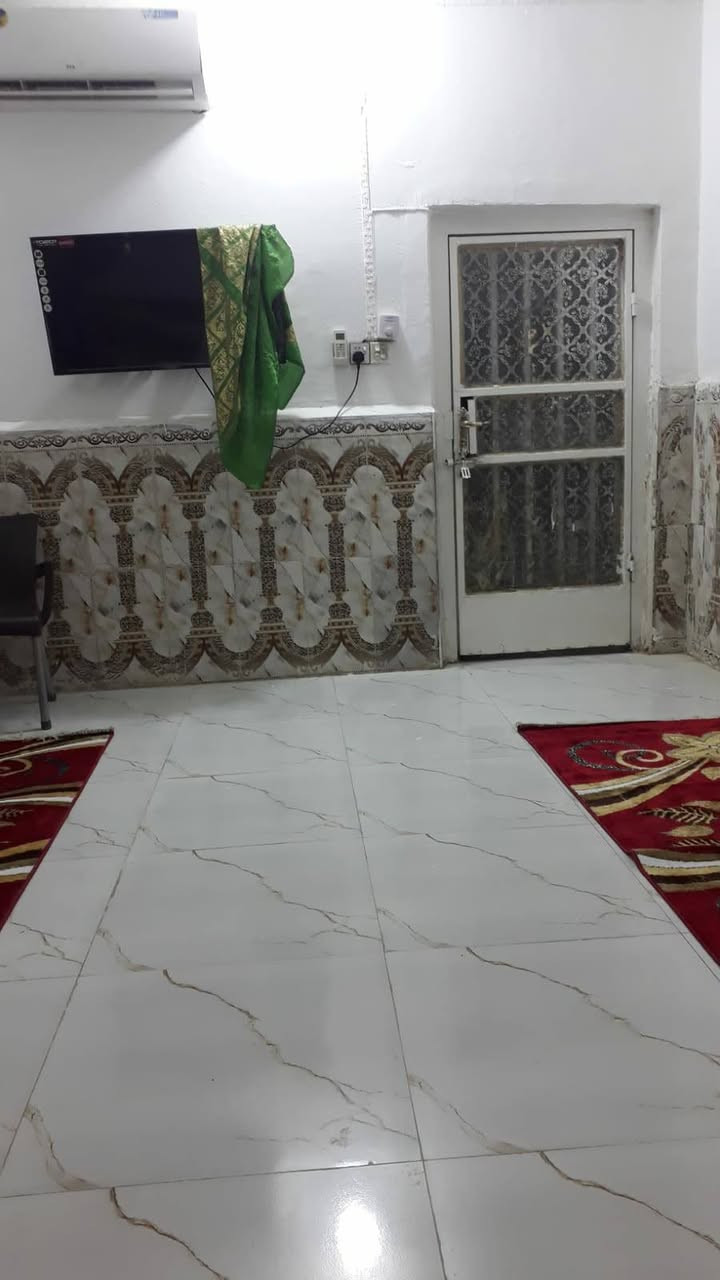 دار للايجار 100م العسكري الثانية 
قرب المستوصف 
يحتوي على غرفة وصالة ومطبخ وصحيات واستقبال 
وطارمة 
للاستفسار الاتصال على الرقم الموجود 
***********
