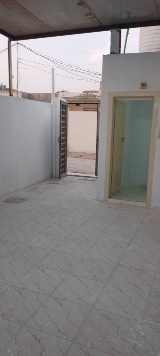 للبيع مساحه 120م جديد مامسكون مسجل بلبلديه ومرقم يتكون من غرفتين وصاله ومطبخ وصحيات ومكشوفه وطارمه كاشي العنوان شارع المطار الجديد قرب اسواق فدك السعر28بي مجال للستفسار اتصل ***********مكتب بركات الصدرين للعقار شارع الحوزه
