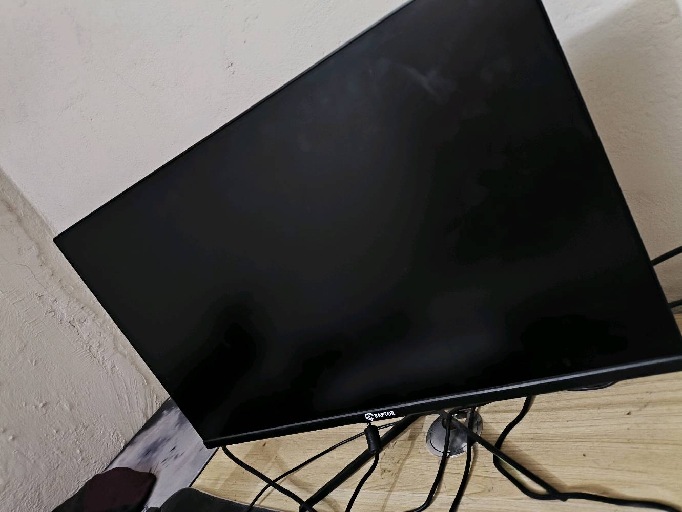السلام عليكم شباب، متوفر عندي شاشة قيمنق احترافية غنية عن التعريف من شركة رايتور (الرحماني)، الشاشة نظيفة جداً ، وممتازة جداً لأصحاب البي سي (PC) وأصحاب الكونسول (PS5 / Xbox).


المواصفات:
​النوع: RAPTOR Gaming Monitor.
​سرعة الاستجابة: 1ms (سريعة جداً وبدون تأخير).
​نوع البانل: Fast IPS (ألوان خيالية وزوايا رؤية واضحة).
​المنافذ: تدعم منفذ HDMI 2.1 الحديث (يعني تشغل الـ PS5 بأعلى كفاءة وسلاسة) + منفذ DP.
​التقنيات: تدعم G-Sync و FreeSync (لمنع تقطع الصورة) + ميزة HDR للألوان الواقعية.
​حماية العين: مزودة بتقنيات Flicker Free لتقليل الإجهاد خلال اللعب الطويل.

الشاشة خدش مابيها، سعرها 100 الف

مكاني ميسان، التواصل واتساب ***********
