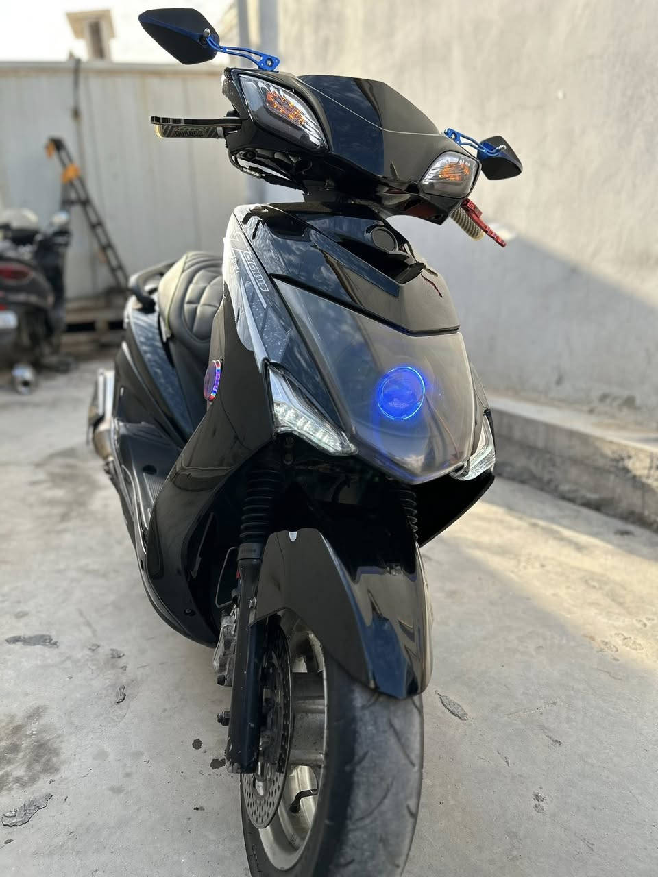 السلام عليكم سكنس لد كوري محرك بلادي برغي ممفتوح بي بيها تزويد خارجي كلجات اشاير مازده عدسه دراجه كلش نضيفه بكاني الكراده استفسار ***********
