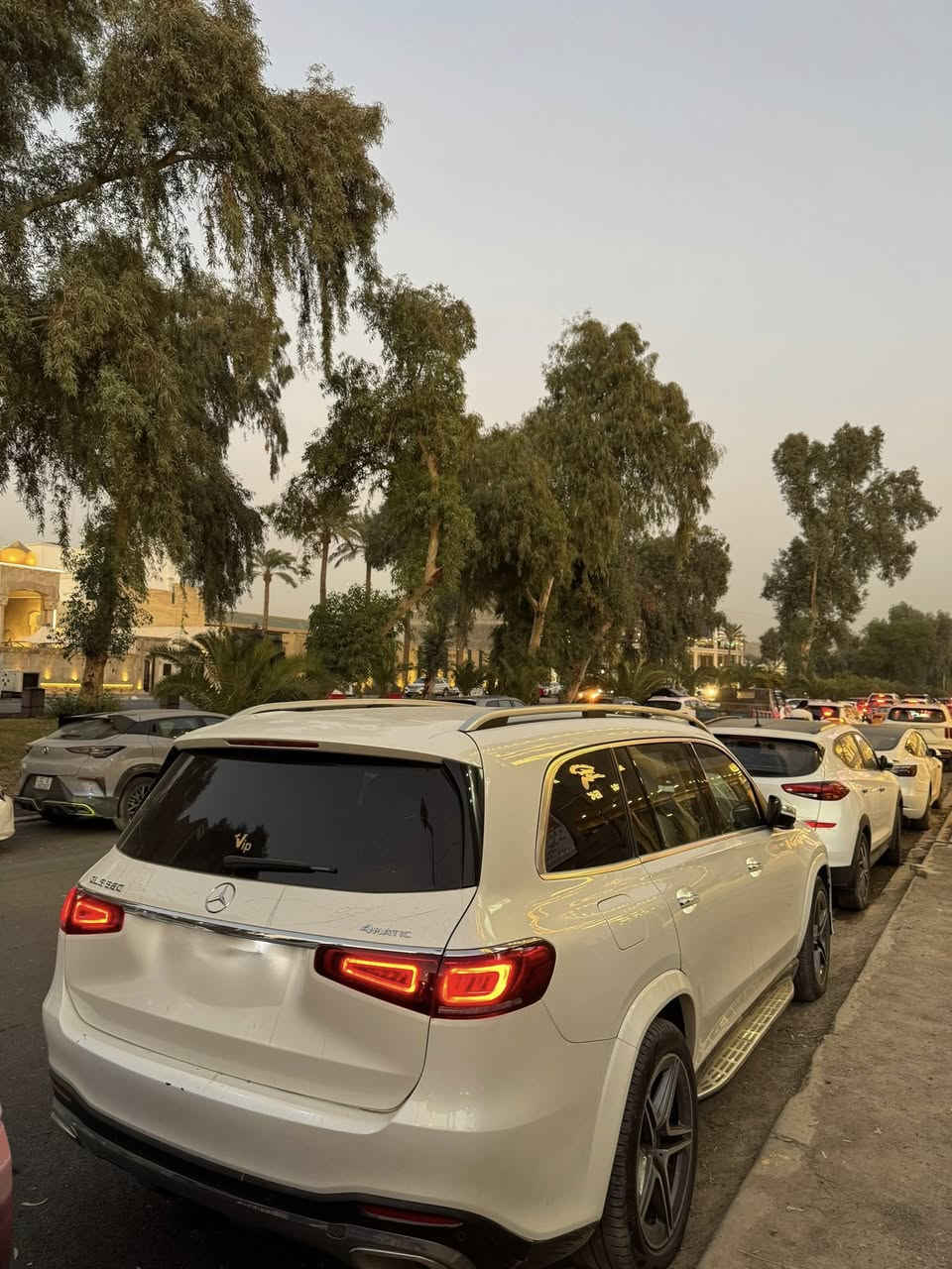 السلام عليكم.. للبيع سيارة مرسيدس GLS 580 (المحرك الجبار 8 سلندر)، السيارة قمة بالنظافة، وجاهزة للاستخدام وباسمي تحويل ثاني يوم بمرور بغداد.
 الموديل: 2020
 المحرك: 8 سلندر توين توربو (V8 BiTurbo) سعة 4.0 لتر - قوة وعزم جبار مع تقنية EQ Boost الهجينة.
 الممشى: 62 ألف ميل فقط.
 نظام الدفع: دفع رباعي مستمر (4MATIC).
 الرقم واللوحات: رقم بغداد والسيارة باسمي.
✨ أبرز المواصفات:
 سقف فتحة (سلايد روف).
 3 قطع كراسي (7 مقاعد) جلد طبيعي فاخر تحكم كهربائي كامل.
 كراسي أمامية (تدفئة، تبريد، ومساج بوضعيات متعددة).
 نظام تكييف متطور وعزل حراري تام لكل راكب.
 شاشات Mercedes MBUX الكبيرة تعمل باللمس ونظام صوتي فاخر (Burmester).
 كاميرات 360 درجة (رؤية محيطية كاملة للمساعدة على الركن).
 رادارات متكاملة (تحديد مسار، مانع تصادم، مثبت سرعة تفاعلي).
 نظام تعليق هيدروليك (AIRMATIC) لراحة تامة على الطرقات والمطبات.
 أبواب شفط (Soft-close).
 إضاءة داخلية محيطية Ambient Lighting بـ 64 لوناً.
⚠️ حالة البدي والضرر ():
 السيارة بيها 3 قطع صبغ (جاملغ مبدل ومصبوغ + باب مصبوغ + بنيد مصبوغ).
 ملاحظة  السيارة بدون إيرباغ (ما طاك)، وبدون شاصي ولغد، الدواخل والأساسات كلها سليمة وجاهزة وكالة.
📍 مكان السيارة: بغداد.
💵 السعر المطلوب: 50,000 دولار (5 دفاتر) وبيه مجال .
📞 للتواصل والاستفسار 
رقم الهاتف: ***********
متواجد واتساب.
