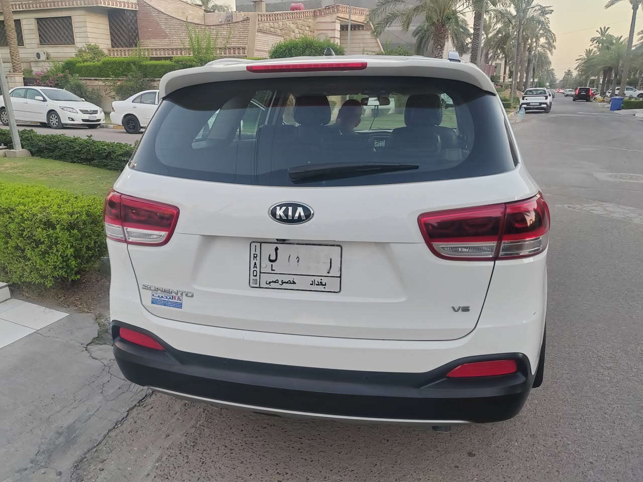 السلام عليكم  
كيا سورنتو موديل 2018 خليجي كفالة ماعدا 
فقط شخطوط  بالفديو والصور + ملاحظات بسيطة 

حدادية جديدة جداً 
 رقم بغداد 
 مامتعوبة نظيفة  
  ماشية 80 الف وقابل للزيادة
مواصفات السيارة 
بصمات ابواب 
بصمة تشغيل عدد 2
بصمة باب الصندوق 
صندوق كهرباء مع شفط
اشاير بالمري 
المري شفط
كامرا خلفية دوارة 
ويل كروم 19
نظام ترحيب  
زركات لايت
لد امامي
لد خلفي 
كشافات ضباب امامي 
كشافات ضبابي خلفي
حجم المكينة 6 سلندر المرغوبة
بردات تضليل خلفية بلادية 
كشنات جلد بلاديه
كشنات 2 كهربائي
مخارج اواكس يو اس بي
عدد المقاعد 7 راكب 
حساس امامي 
حساس خلفي 
مساعد ركن السيار
ستيرن كهرباء 
تحكم ستيرن  جهتين
نظام ايكو 
نظام سبورت 
نظام نورمال 
تبريد 3 قطع  ثلج الحمدلله 
ومواصفات اخرى 
مكان السيارة بغداد زيونة 
رقم الهاتف *********** 
السعر 220  من الاخير
