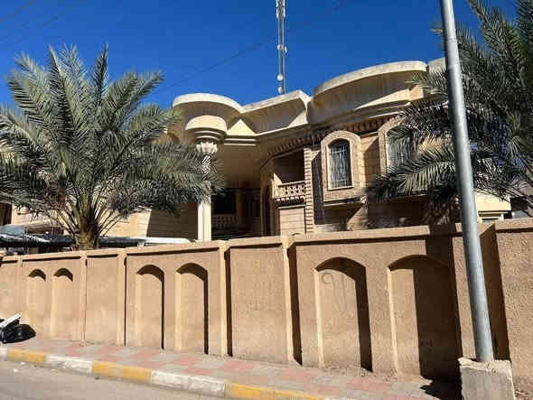 اعلان متوفر بيت للايجار 
يتكون من الطابق الارضي  

مطبخ بارد ومطبخ حار

ديوانية وصالة واستقبال 

غرف نوم عدد ٢

الطابق الاول 

غرفة نوم عدد ٢

سويت مع حمام

مخزن معزول كبير على السطح 

*حديقة خارجية كبيرة

البيت مناسب للعوائل الكبيرة
ايجارة 850

العنوان / الرمادي - شارع عمر - 

للتواصل /  على الواتساب فقط 
***********
***********
