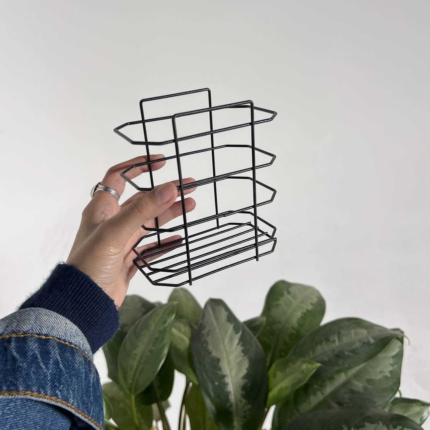 منظم زوايا الحمام (Corner Storage Rack) – طقم أسود متكامل

نظم مساحة حمامك بلمسة عصرية مع طقم الرفوف الشبكية المصمم لاستغلال الزوايا بكفاءة عالية.

• تصميم مخصص للزوايا: يساعدك على استغلال المساحات الفارغة وتنظيم أدوات الاستحمام بشكل مرتب.

• هيكل متين وقوي: مصنوع من أنابيب فولاذية سميكة (Thickened Steel Pipe) لضمان الاستدامة.

• مقاومة عالية: المنتج مصمم ليكون مضاداً للصدأ والماء (Rust Proof and Waterproof) ليلائم بيئة الحمام.

• توزيع ذكي ومنظم: يحتوي على تقسيمات متنوعة تسمح بتصنيف الأدوات (Classified Storage) بسهولة.

• قدرة تحمل ممتازة: يتميز بقدرة ثبات عالية (Bearing Well) لحمل العبوات والمنظفات بمختلف أحجامها.

المواصفات
• النوع: رف تنظيم زاوية (Corner Storage Rack).
• المادة: فولاذ سميك (Thickened Steel).
• التصميم: متعدد الطبقات (Multi Layered Design).
• المميزات التقنية: مقاوم للصدأ، مقاوم للماء، شديد التحمل.

 محتويات العلبة:
يحتوي الطقم (5 قطع) على:
• 2 × رف زاوية كبير (لعبوات الشامبو والمنظفات).
• 1 × حامل طولي مخصص لفرش ومعجون الأسنان.
• 2 × رف صغير (مخصص للصابون أو ليف الاستحمام). ناصرية, ذي قار


**إذا كنت صاحب هذا الإعلان وتريد حذفه لأي سبب، رجاءا أرسل رسالة إلى الدعم الفني**