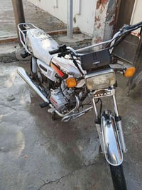 ماطور للببع جاهل واير منيه كلها شغاله وبي ومعا صندوك مال دلفري مامتواج...