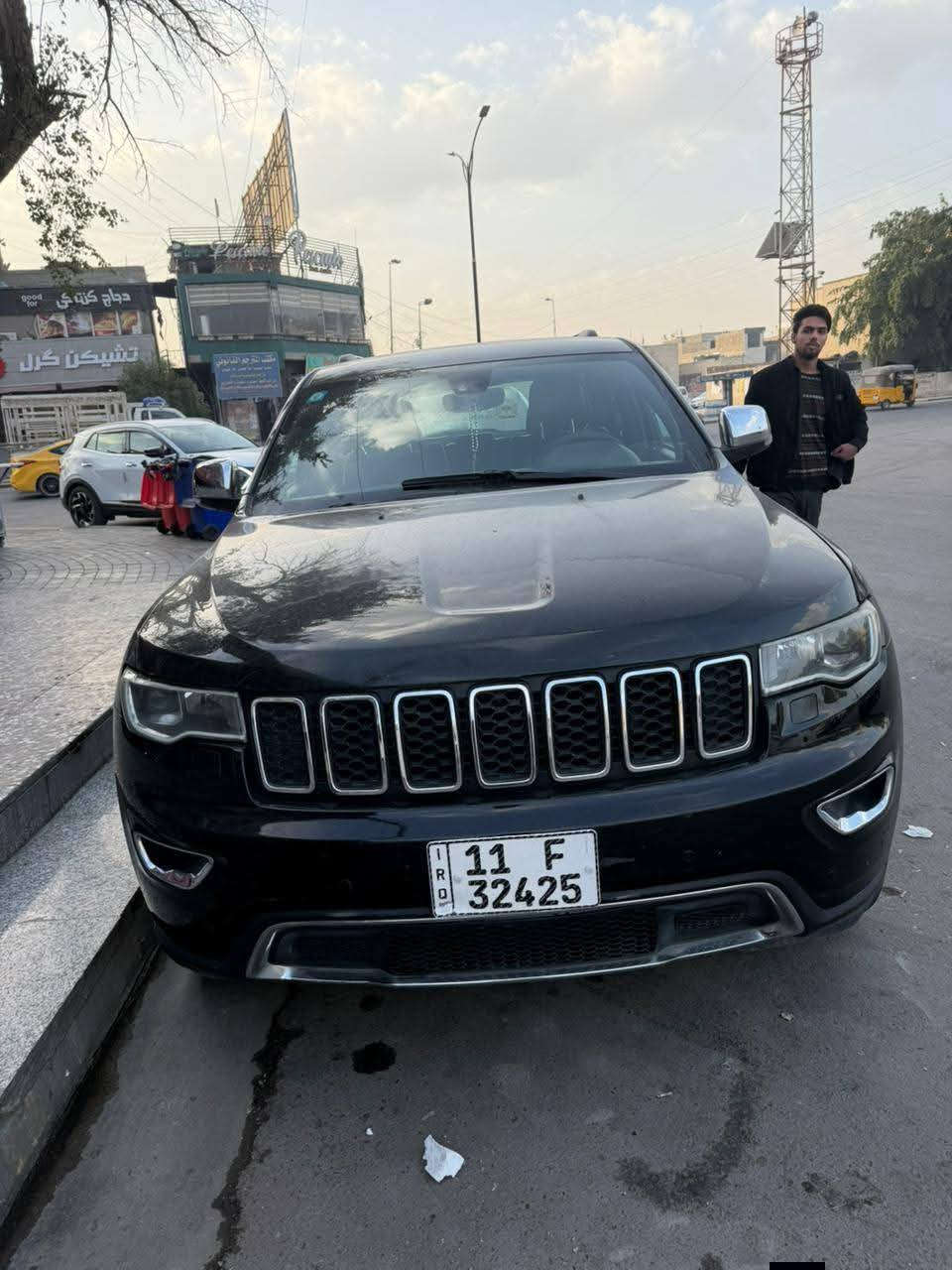 السلام عليكم بيع او مراوس جيب موديل ١٨ بيهة ٤ قطع صبغ فقط بدون دواخل لسيارة جديدة مناقصهة شي مراوس بسيارة اقل سعر لبيع ب٢١ الف وبيهة مجال الاتصال *********** مكانها المنصور
