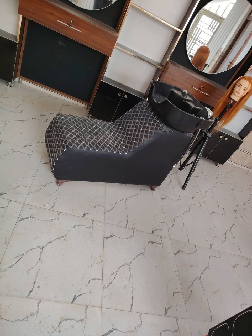 السلام عليكم ديكور صالون حلاقه للبيع ***********
