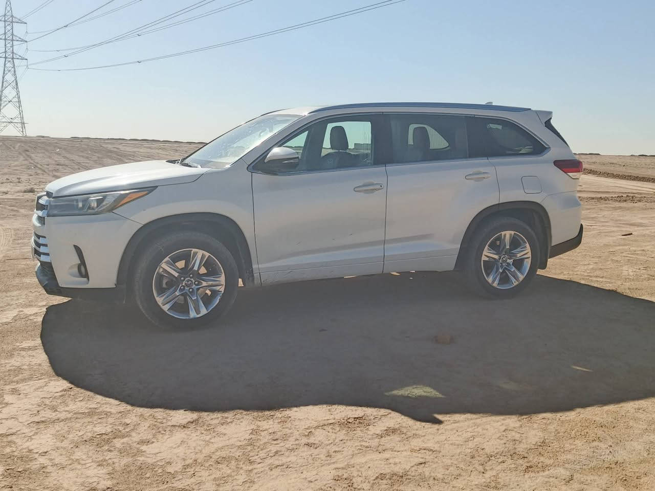 هايلندر 18 لمتد ابيض رقم بغداد 
محرك 6 
7 راكب 
فول مواصفات

الستفسار***********
