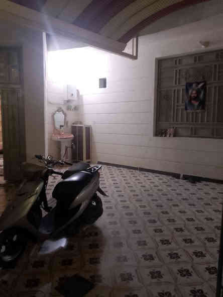 السلام عليكم 
بيت طابو اسهم مع وصل تطويب 
المساحة 200 متر طابق واحد 
يتكون من غرفتين وصالة ومبطخ وديوانية
مناور ثنين صحيات داخلية وخارجية مع مخزن 4×5في السطح
خدمات ماء كهرباء مجاري 

العنوان الناصرية شارع السفينة شارع الزهراء 
السعر (180)
رقم الهاتف:***********
