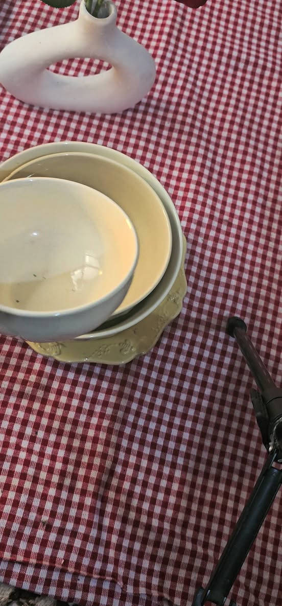 طقم 5 قطع – 6000 د.ع
***********
النوعية: سيراميك / خزف مزجج عالي الجودة
اللون: كريمي ناعم
الوصف: يشمل 5 قطع متداخلة بأحجام مختلفة، تصميم أنيق يصلح للطعام أو التقديم، مع نقوش خفيفة على الطبق الكبير تضيف لمسة جمالية
ملاحظة: متين وسهل التنظيف
