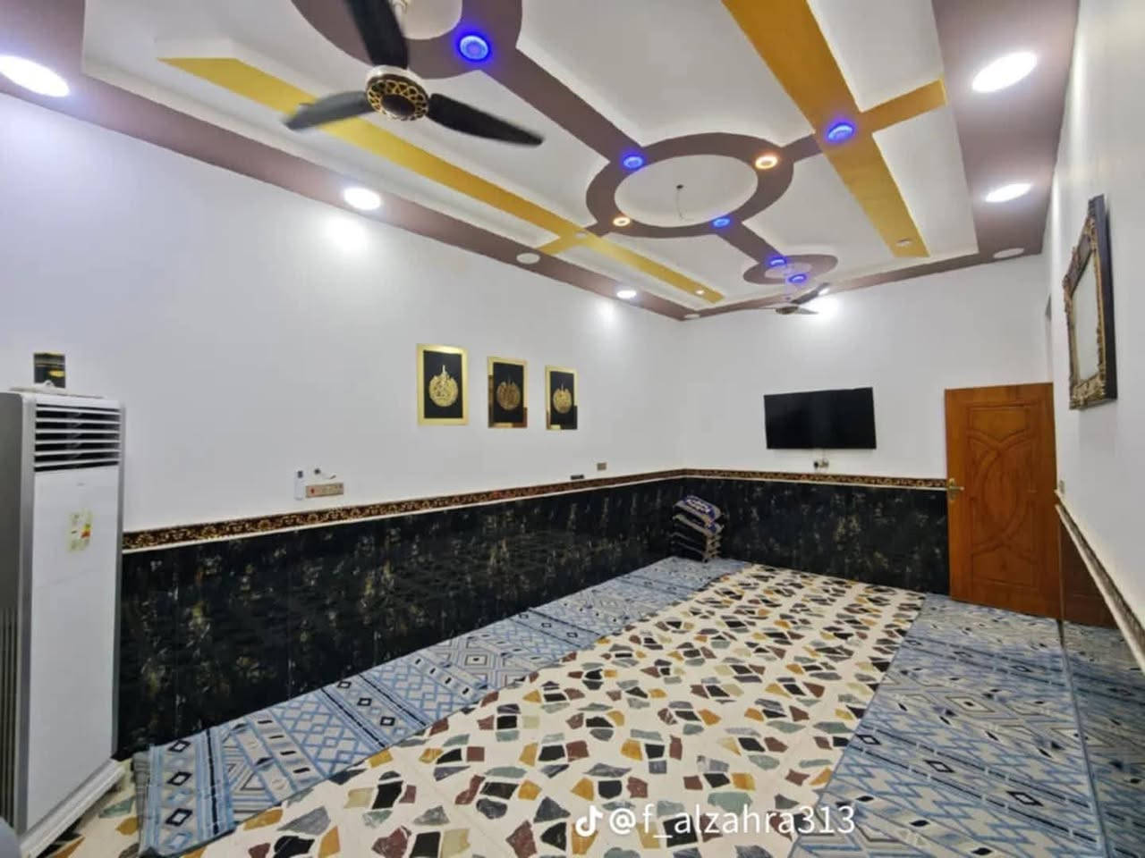 بسم الله توكلنا على الله 
بيت للبيع مساحه 200 متر طابو طابق واحد 
منطقه الصحفين مقابيل مستشفى اللبناني 
بناء حديث 2023 كونكريت الاستقبال 4×7
كراج سياره صاله كبيره منور صحيات مطبخ حار وبارد غرفتين نوم 4×5 البيت يحتوي ع صالون نسائي الاستفسار 
***********
***********
