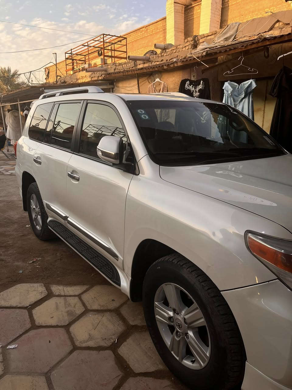 السلام عليكم لاندكروزgxr موديل ٢٠١٢ محرك ٨ سلندر رقم بغداد بأسمي السياره فول مواصفات بريميه بيها بارد بالجاملغات الامي على كد شبر لافتح ولاصبغ السياره كلش نضيفه كير محرك كفاله السعر ٣٤٥ وبيها مجال مكاني بصره للاتصال *********** فقط واتساب شغال
