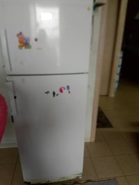 ثلاجه شغاله • ٣ كراسي • نظيف