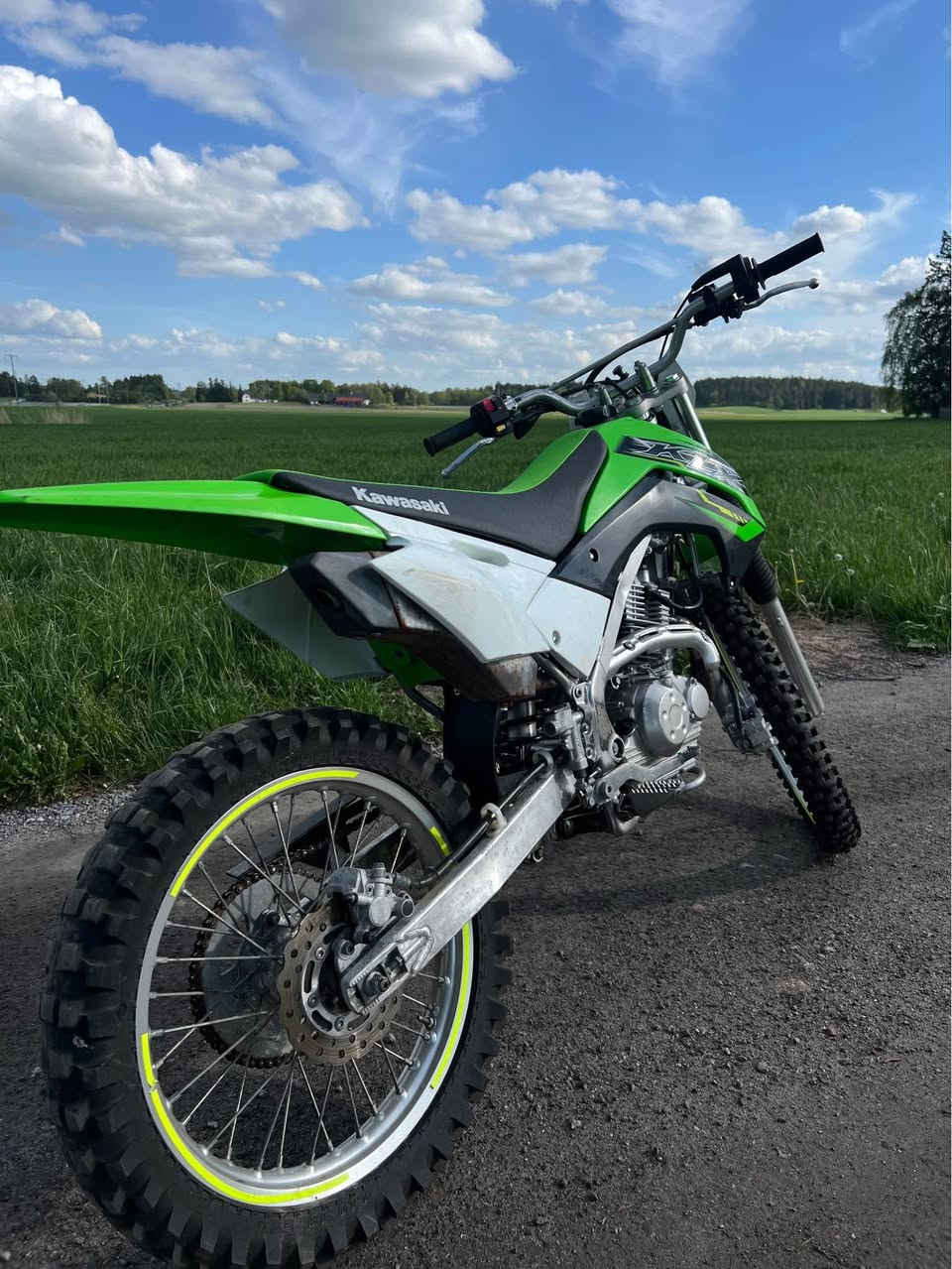 Hej!
Riktigt fin Kawasaki KLX 140 till salu, större modellen, med större hjul. 140 cc, 80 cm sitthöjd, 5 stegs växellåda med koppling och elektrisk start. Svingarm i aluminium vilket gör den lätt. Riktigt smidigt maskin, den passar nybörjare men även de mer erfarna upp till 175 cm längd. 

Vid infö .Ring mig
+46720287640
+46709960016 Hässelby, AB


**إذا كنت صاحب هذا الإعلان وتريد حذفه لأي سبب، رجاءا أرسل رسالة إلى الدعم الفني**