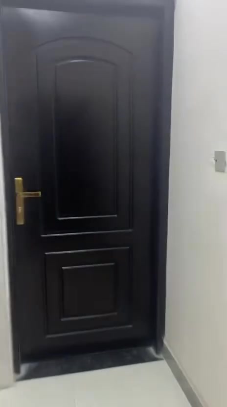 ⭕️ للأيجار : بيت جديد مامسكون شغل درجة اولى . مساحته ١٠٠ متر طابق ونص . يتكون الطابق الأرضي من حمامات خارجية. وطارمة صغيرة. وممر وصالة ومطبخ وأستقبال وغرفة نوم 
الطابق الأول يتكون من غرفة وحمام .
العنوان :القبلة نهاية سوق المسطر قرب فلكة حي بغداد الجديدة 
سعر الإيجار 650 شامل الماء والكهرباء 
للتواصل ***********
