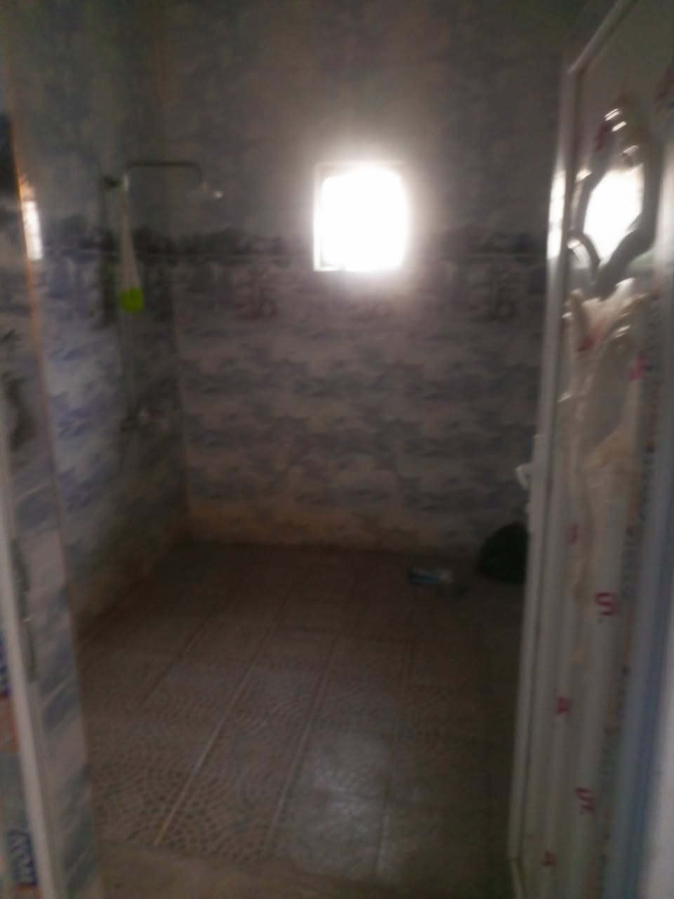 🏠✨ للإيجار – بيت 150مربع✨🏠 
بناء نضيف

📍 المواصفات:
كراج كبير

🛋️ استقبال مرتب
🏢 صالة 
🛏️ غرفة 
🚿 مجموعة صحيات متكاملة
🍽️ مطبخ 
🌤️ 
💼 

الموقع:  حي الجامعه شارع عشرين 

📞 للاستفسار: ***********

