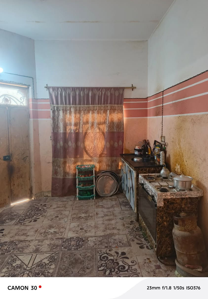 سلام عليكم بيت للبيع حي ملايين قرب محلات حسين ال جبر مساحة (420م ) مساحة البناء (٢٠٠م) بناء طابوك اعكاده (غرفتين - صاله - مطبخ - استقبال- وصحيات ) 
للاستفسار مراجعة مكتب عقارات الفنار مجاور مستشفى الخضر العام (***********)
