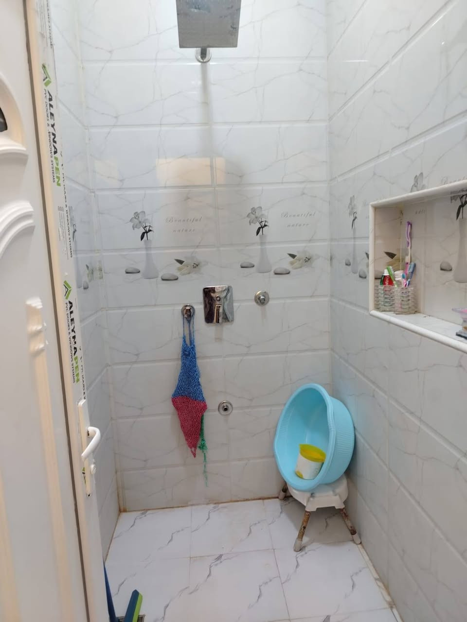 بيت للبيع حي الثوره نهايه شارع الماطور بناء حديث ١٠٠متر ١٠ في ١٠ اتصل على الرقم ***********
