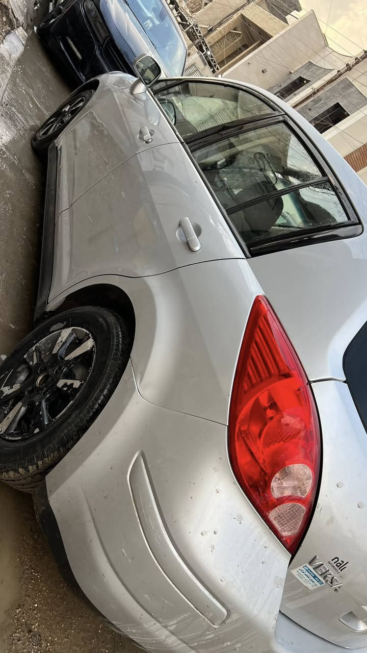 سلام عليكم 
نيسان فيرسا موديل 2009 السيارة جاهزة كلش
بأسمي شخصياً رقم بغداد الجديد 
السيارة بيها ٣ قطع صبغ بس( جاملغين و البنيد ) 
مكينة ١٨٠٠ گير أوتو AT مو كهربائي
كشرها كلش حلو لا جراد و لا خياس و بيها مكانين بارد بسيط بيها بعض الشخوط واضح كولشي بالصور
فدوة لحد يقارنها بالمصبوغ عام و حزام
 ماشية ١٥٠ ألف 
بيها شاشة اندرويد و كامرة خلفية و انارة بالدشبول 
مكينة جديدة لوك مبدلة بالجديد لا تنقيص و لا تبخير 
تبريدها حلو 
ترايها ناعم وين متريد اطلع بيها
صدرها جديد يخبل طكه ما بي
تخم تاير نظيف / فيت بم جديد / دسك اصلي جديد
دواخلها كولش نظيفة  
عليها ادامة كاملة السيارة جاهزة شغل و اطلع 
عارضها ب ٧٠ ورقة و بيها مجال كلش بسيط
مكاني بغداد السيدية
***********
