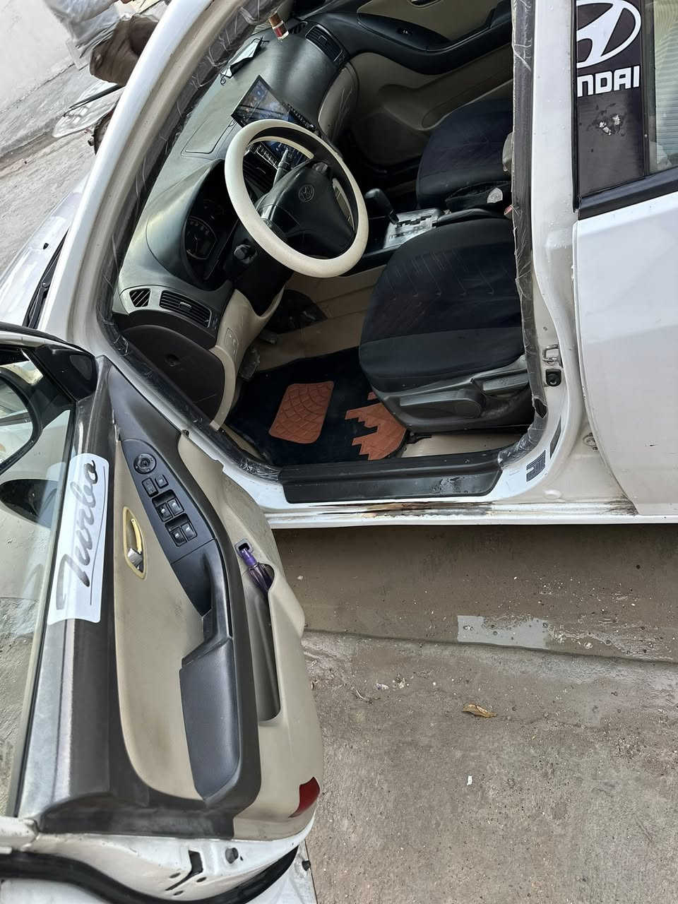 السلام عليكم
النترا 2011 خليجيه 

بيها مكانات صبغ بدون ضربه

محرك 1600 

السعر 105$

للاتصال ***********
