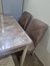 ميز طعام • ٤ كراسي • قابل للتمديد