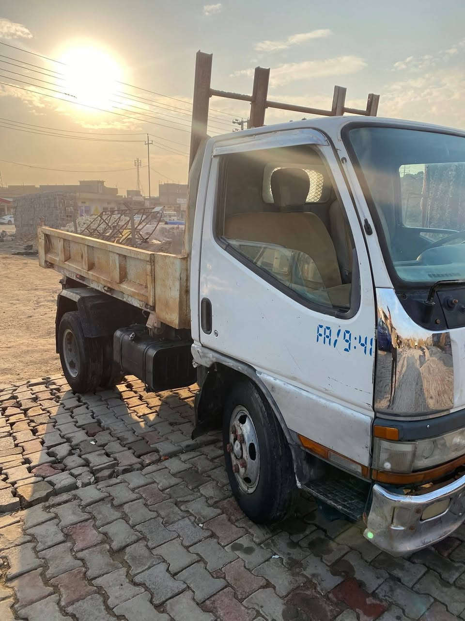 سلام عليكم للبيع معلايه مسجله ٢٠٠١ ابيع بدون تحويل بس الي رايد تحويل لازم ينزل موديل السعر ٨٠ جديده السياره مكاني واسط الصويره ***********
