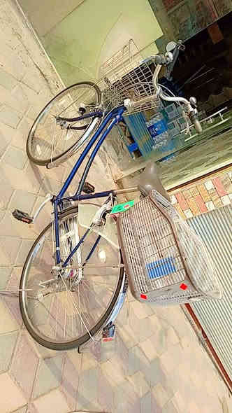 للبيع سعر ١٧٥ برجستون اصلي ياباني مختم حجم ٢٧ قفل مال يابان سكان وتاير خلفي سوه يقفلن جرس برجستون بلادي سله برجستون بلادي 
كير دفن طاقه مع لايت زنون جفايات يطبكن اصليات برجستون شركه بايسكل على وضع لبلادي كله وجديد ثقيل جدا . وياله ستيل
مكاني الصوفيه قرب مطعم قصر الابيض للتواصل خاص او هذ رقمي ***********
