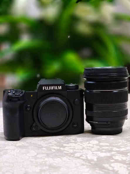 السلام عليكم اخوان
كاميرا فوجي فيلم جديدة حرفيا استخدام 10 ايام باستوديو 
الكامرة والعدسة والهدايا كلهن وياه 
الشتر ما اعتقد واصل فد 300 صورة كلش جديدة الكامرة 
اشتريته بس ما فادتني بالاستوديو وجبت نيكون
المهم 
الكاميرا x-h2
العدسة 16-80 فتحة 4 وياه بالكت 
حزام هدية
حزام يد هدية
ستاند هدية
وبيه لزگة شاشة
السعر موجود كدامك مشتريه بمليونين و800 الف
اريد ابيعه بمليونين ب600 
مكاني كربلاء ورقمي ***********
توصيل اعتذر كلش ما اكدر تجي تشوف وتاخذ وخادمك وكروتك عليه 
اسف عالاطالة ❤️
