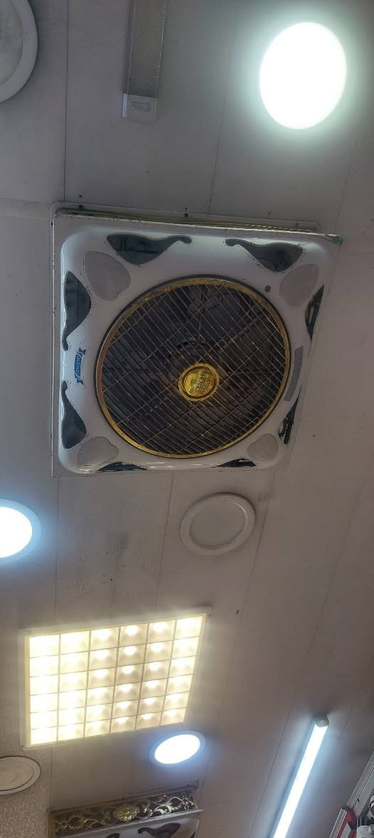 غراض مستعمله للبيع كله مال مكتب موبايل شغال وضمان 
ثلاجه حجم زغير نظيفه ومكفوله من تصليح والعطل شاشه حجم ٣٢ 

فاترينات طرح عدد ٢ قياس ١٢٠ عرض ارتفاع متر وبيه ابواب سلايد زجاج واناره
فاترينا عموديه عدد ١ ارتفاع ٢ متر عمق ٤٠ عرض ٨٠ اناره وابواب قفل 
قنفه مخزن عدد ١
رفوف استعمال عام عدد ٢
قاطع مع باب ppc عرض ٢.٥ ارتفاع ٣ يرهم للمكاتب الكي كارت او صيانه او اي شي مع تغيير فقط اللوكو
برده هوائيه ١٢٠ سم 
كومفيره حجم صغير نضيفه جدا
مراوح سقوف ثانويه ٣ سرع مع الاناره لد وريمونت 
منضومة كامرات وجهاز dvr هارد تيره الف كيكا يسجل شهر و٤ كامرات منوعه 
اخوان الغراض اذا شلعه وحده ابيعهم بسعر واذا مفرد بسعر 
بغداد الحريه 
***********
