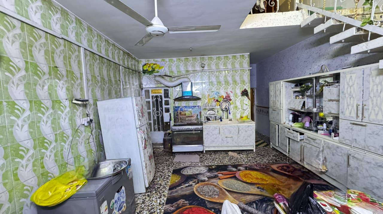 دار للبيع منطقة الزعفرانية دور الشرطة فرع الأول
من صيدلية زينة على كامل الخدمات
ماء، مجاري 
100 متر طابق ونصف
 غرفه فوك سويت كامل بيتونه كبيره و سطح  بناء بلوك
وطابق ثاني طابوق
للاستفسار من صاحب الدار على الرقم:
‎0771 213 2765 واتساب فقط
السعر: 90 مليون بي مجال.
