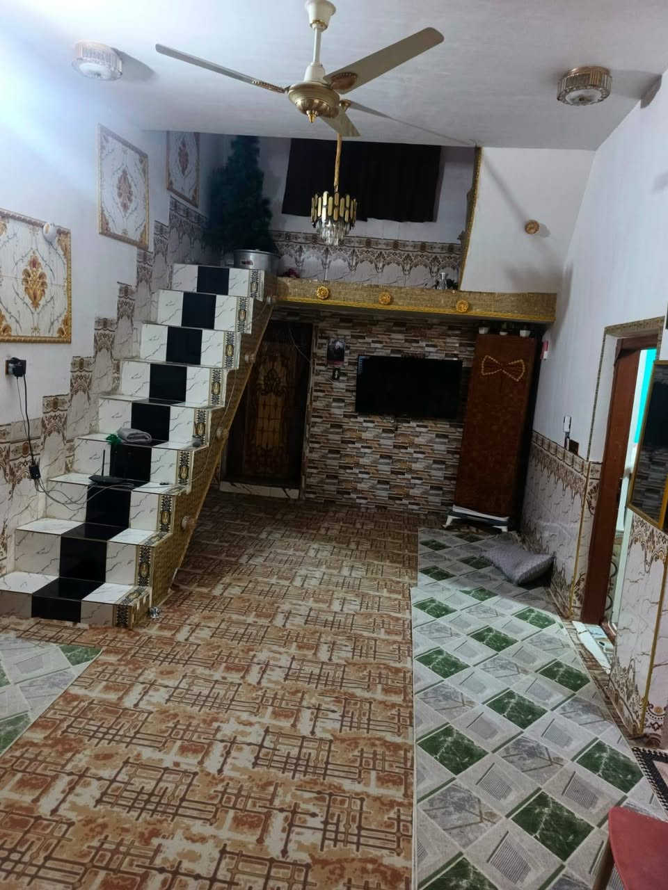 بيت للبيع ب حاوي العباس قبل لا توصل لأمام ب فرع صادق ابو الكوسترات مساحة البيت 200 يتكون من غرفتين وصاله 9 متار وديوانيه ومطبخ جميع الخدمات ماي مجاري صب شوارع للاستفسار الاتصال على الرقم *********** بنا كله طابوق بنا حديث بيت جاهز ربع ما تذب عليه
