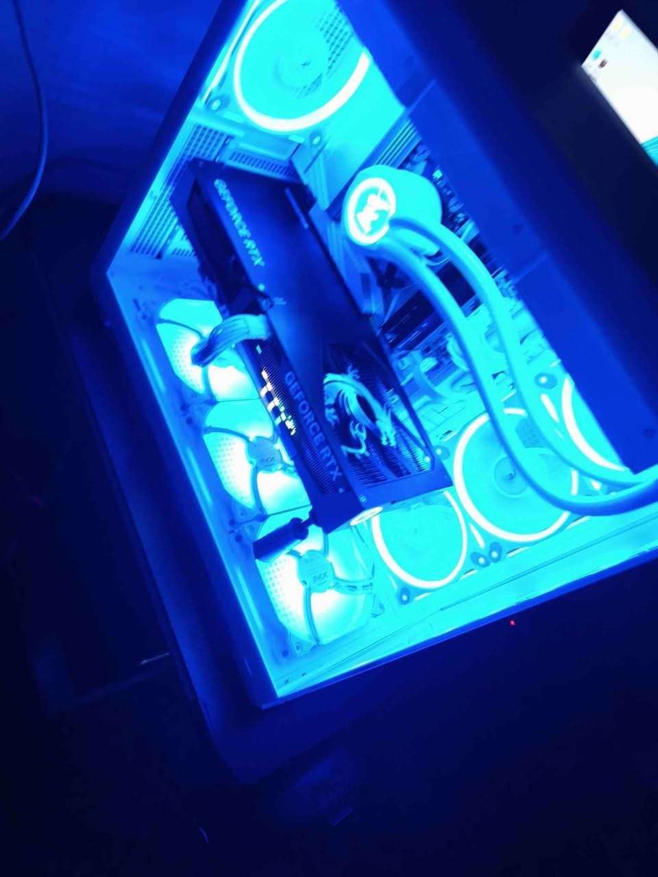 المعالج: AMD Ryzen 7 7800X3D
اللوحة الأم: Gigabyte X870 AORUS ELITE WIFI7 ICE
بطاقة الرسوميات: MSI GeForce RTX 5070 Ti GAMING TRIO OC – ‏16GB
الذاكرة (RAM): G.SKILL Ripjaws S5 DDR5 سعة 32GB (‏2×16GB) بسرعة 6000MHz وتوقيت CL36
التخزين: WD BLACK SN7100 NVMe SSD سعة 500GB ‏PCIe 4.0
مزود الطاقة: Gigabyte AORUS ELITE GP-AE850PM ICE بقدرة 850W شهادة 80+ Full Modular Platinum قابل للفصل بالكامل ويدعم PCIe 5.1
نظام التبريد: GIGABYTE AORUS WATERFORCE II 360 ICE
المعجون الحراري: Thermal Grizzly Kryonaut
مراوح الكيس: XPG Vento ARGB مقاس 120mm
الكيس: ASUS A32 PLUS أبيض (4 مراوح ARGB)
نظام التشغيل: Windows 11 Pro أصلي Key
مزود طاقة احتياطي (UPS): Farber UPSE-24V-1KVA-1PH أونلاين بطاريتان 12V/9AH

تاريخ الشراء 15/12/2025
السعر 4,050,000
سبب البيع ضروف مادية
للتواصل *********** بغداد, العراق
