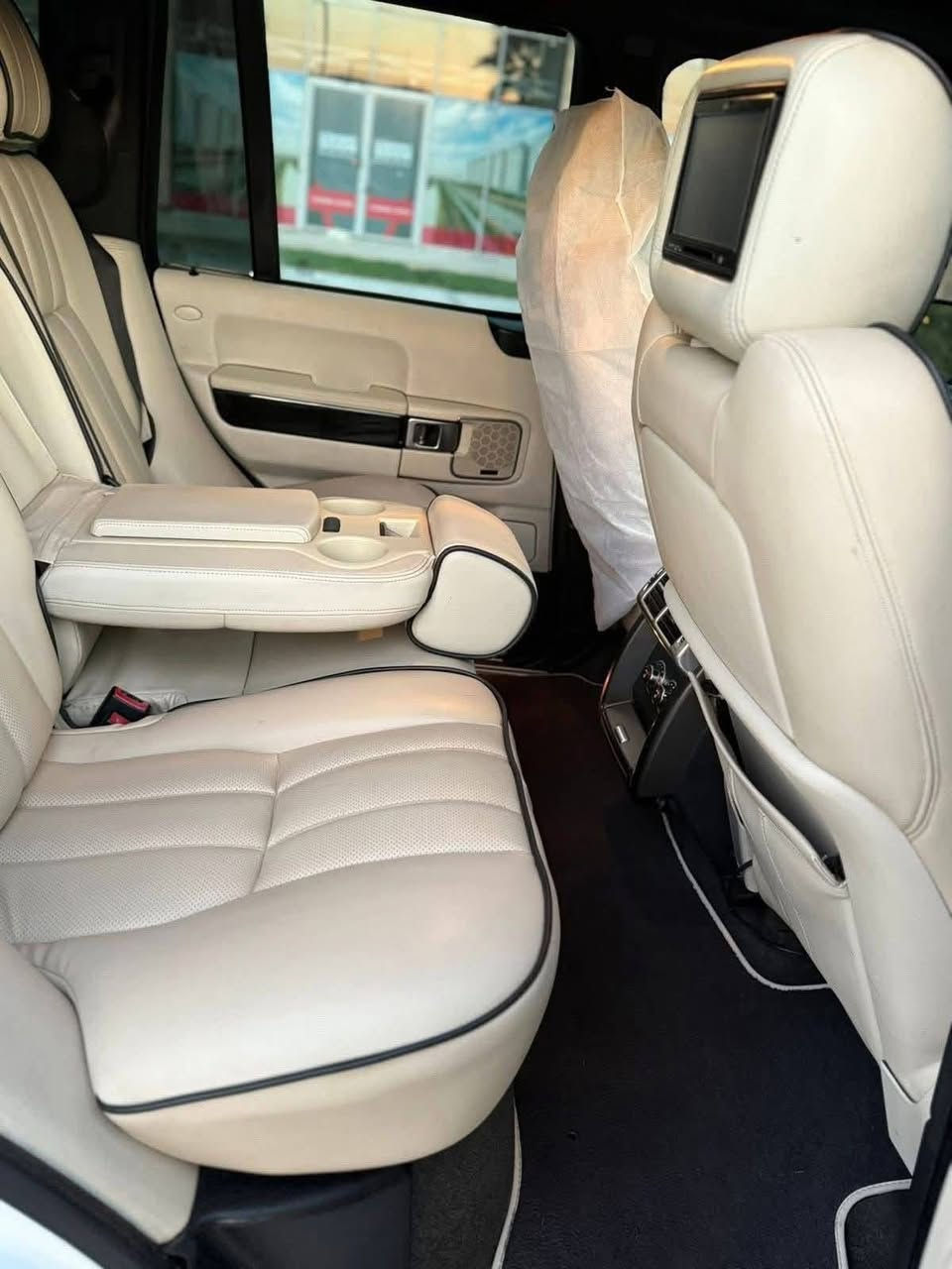 Range rover vogue 2011
رنج روفر فوج 2011  ٨ بستون بنزين بدون سوبرجارج مكينة مرغوب 
السيارة ماشية 131 الف كيلومتر 
مواصفات فول ١/١ 
سلايت 
جكات تصعد تنزل 
كشنات كهرباء كشنات خزن وكشنات تدفئة حار بارد
تبريد مركزي 
5 مودات سياقة 
دبل اكسل 
دوسات كهربائية 
مرايات كهرباء كامل . نقاط عمياء
رادارات امامية وخلفية 
كاميرات 360 درجة 
وهواية مواصفات 
كهربائيات وكير ومكينة بشرط افحص عند ١٠ فيترات
اللون ،ابيض 
رقم سليمانية هزة وسنوية جديدة
تحويل وغرامة بشرط 
السعر 170 $
التواصل على الواتس اب 
***********
____________
