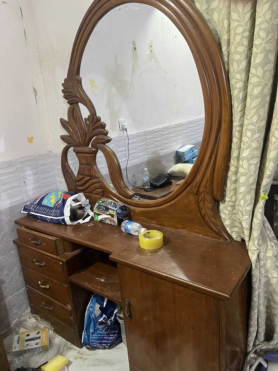 السلام عليكم كنتور سته ابواب مع ميز مرايه صاج مع زاويه للبيع سعر مناسب مكان الحسينيه شارع ابو سمير ***********

