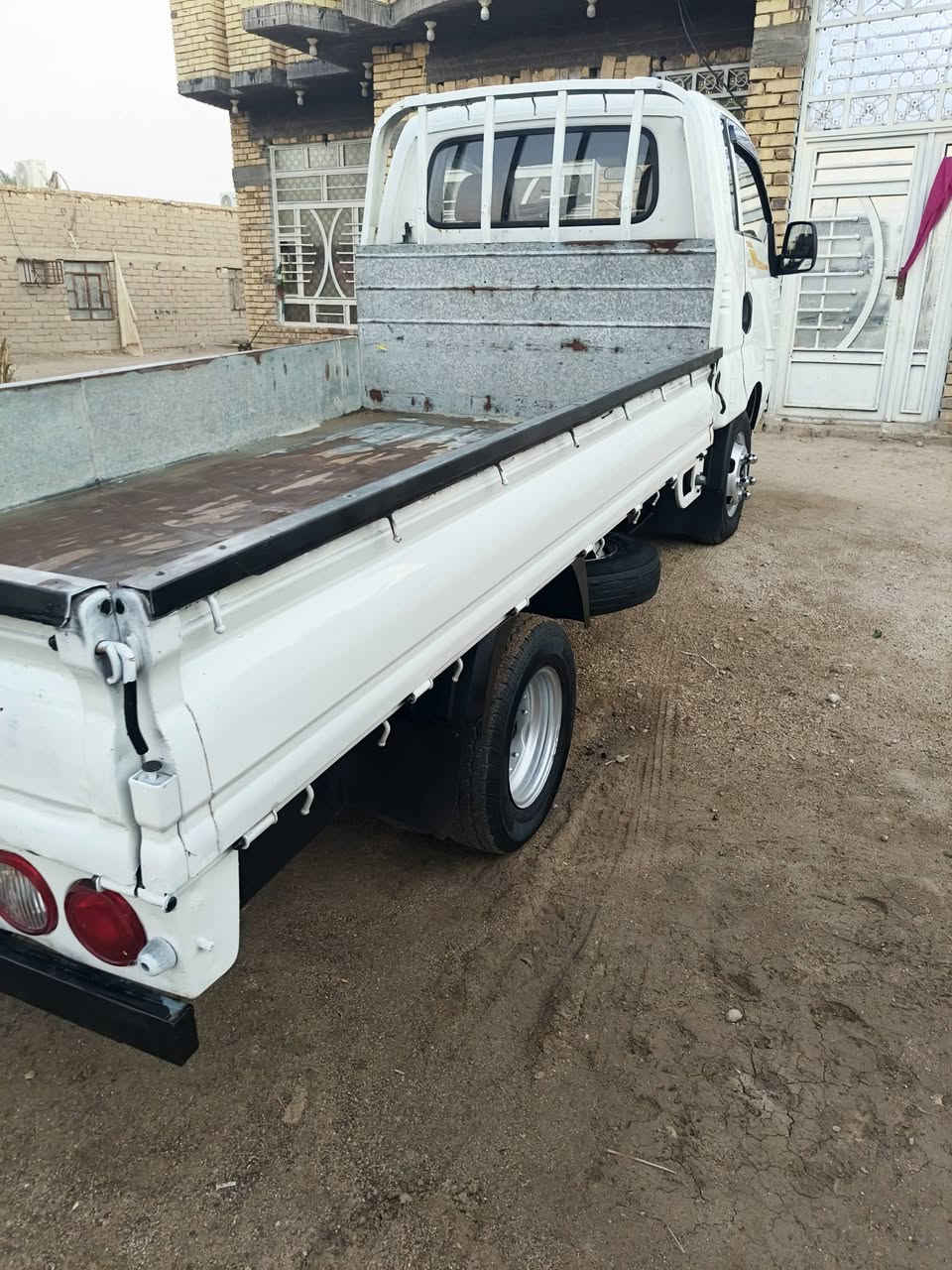 السلام عليكم كيه فحل مفتوح مديل 2018 سياره جديده كامله من كلشي مكينه بيه مسكر  جديده وكير وشاصي ورقم تخم محور14 تاير كله جديد سنويه جديده لل 28 تحويل مباشر سعر 120وبيه مجال ***********  ***********
