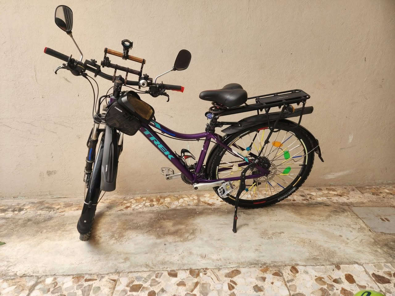 باسكل جبلي أمريكي للبيع :
نوع أمريكي جبلي .
لشة ألمنيون .
حجم 27 .
بريك دسك أمامي خلفي .
جاملغات دبل واحد جبلي والثاني ضد الأمطار والأتربة .
7 كير .
سلة أمامي وخلفي .
لايتات ومري ومسطرات عالستيرن عدد 2 فل إكسسوارات .
متانة 100% .
***********
