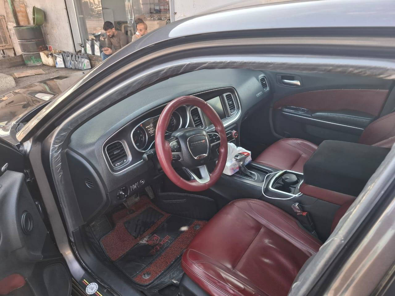 السلام عليكم 
اخوان جارجر ٢٠١٥رقم بغداد دولي السيارة كلين صار بيها بارد جوة قبق البانزين سيارة جاهزة من كير محرك اكسل كلة شرط
شاشه كبيرة 
داخل جلد احمر 
عداد ٢٦٠
سعر ١٨٥وبيها مجال كلش بسيط
للإستفسار ***********
