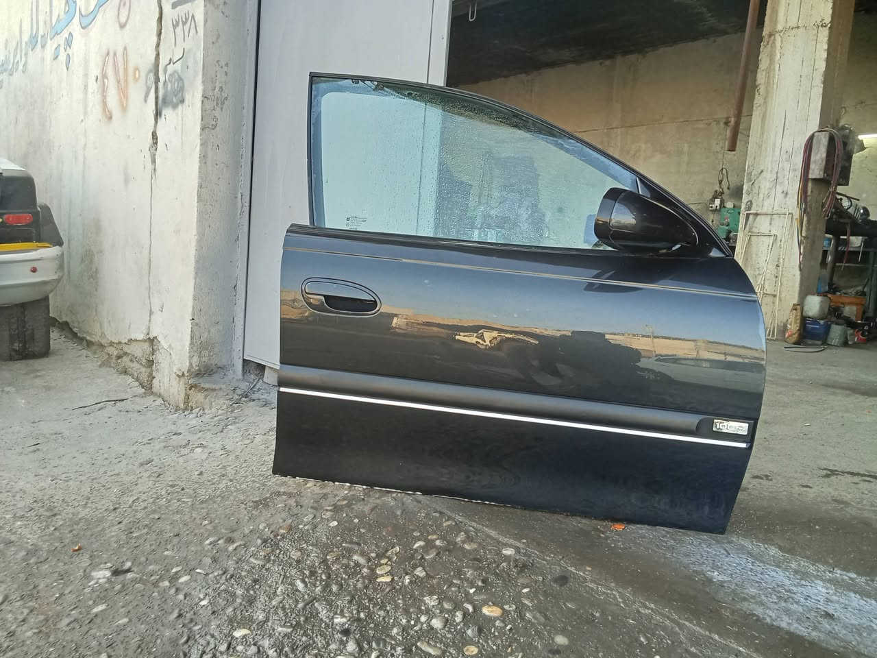 سلام عليكم عندي باب اوبل اوميكا بزون البيع باب اليمين القدام وباب اليسار الوره عنوان موصل رقم الهاتف ***********
