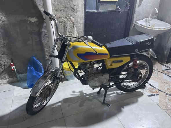 السلام وعليكم دراجه ايراني مكفوله من السرقه  نضيفه ادوات مجفته مره وحده تجفين اصليي اصلي انطيك بي ضملن كله جديد ناقصه بس كهربائيات هاي كدام عينك قيم واخذ السعر350وبيه مجال وكل الهلا ***********
