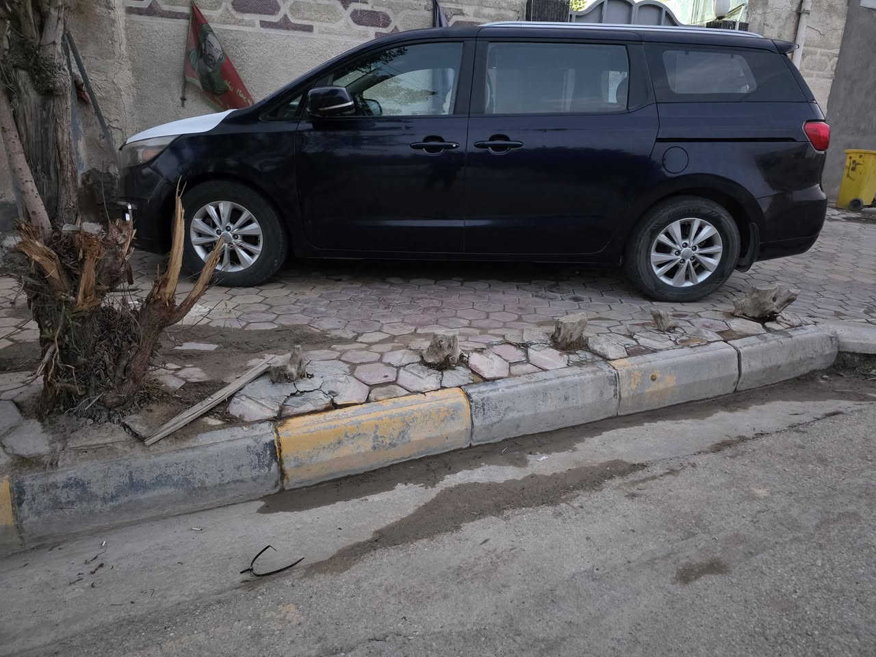 السلام عليكم سياره كيا سيدونا 2018 فئه LX وارد امريكي سته سلندر 3300 بيه ضربه بلجاملغ جهة السايق والبنيد . بيه جراد شوي بالبنيد مغلف فابلون ابيض للجمالية . ماشيه 81.967 mi ميل السياره مواصفات LX معروفه . ابواب كهرباء تحكم ب كرسي السايق كهرباء تدفئه ب كراسي تحكمات ستيرن الخ . ورقم السياره كربلاء مشروع وطني بأسمي . السعر 210 ورقه وبيه مجال . للتواصل الرقم *********** .
