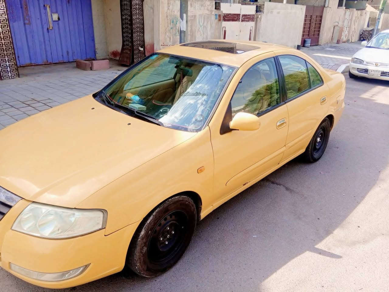 السلام عليكم 
نيسان سني للبيع 2008 بسمي انكليزي محرك 1600 كير اوتماتيك، كير محرك صدر باتري كله جديد سياره احله من الصور نظام تزحلق Snow وجام كله كهربائي وفتحة سقف وتحكمات ستيرن ومري شفط ترايك وين ماتريد
عنوان بغداد شارع فلسطين او زيونة 
***********
