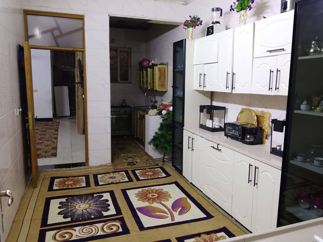 بيت للبيع المساحه 140متر طابق ونص مثل ماموجود بالصور شارع ابوسمير الفرع المقابل  اسواق الدراجي شارع 20يطلع على شارع الحشد البيت بناء جديد للاستفسار ***********
