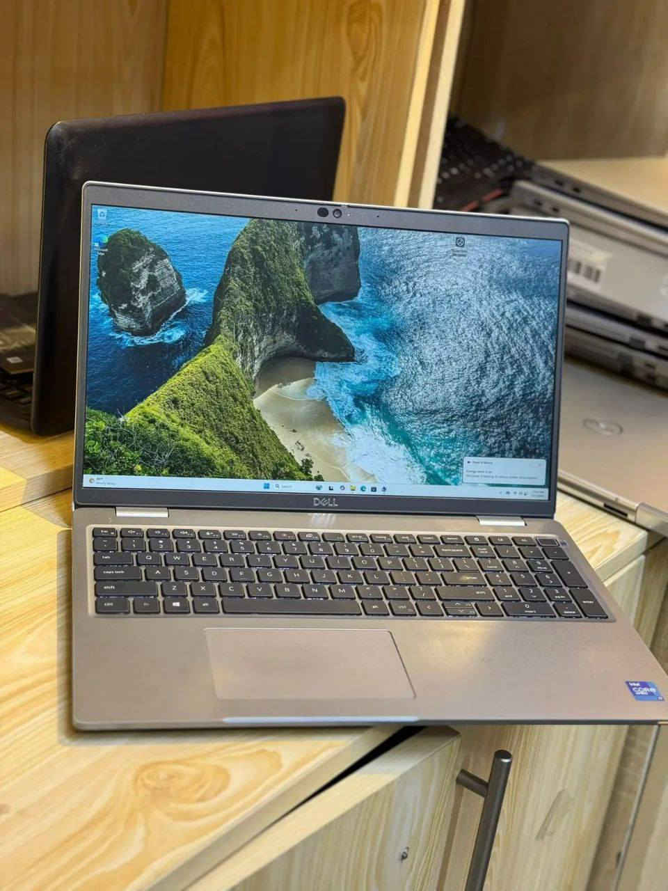 لابتوب Dell Latitude 5520
📌 أداء قوي وسلس لجميع الأعمال اليومية والمهنية والمدرسية 🎓💼
🔹 المواصفات:
• المعالج: Intel i7-11th gen — سرعة أداء ممتازة ⚡
• الرام: 16 GB — أداء سريع وتعدد مهام 🔄
• التخزين: 256 GB SSD — فتح وتشغيل فوري 🚀
• الشاشة: 15.6″ FHD — وضوح عالي وجودة مشاهدة 📺
• كرت الشاشة: Intel Iris مع 8 GB — رسوميات أفضــل للجرافيكس الخفيفة 🎨
🎁 الهدايا المرفقة:
• حقيبة
• شاحن
• ماوس
• ماوس باد
🛡️ الضمانات والخدمات:
✔️ فحص كامل قبل الإرسال
✔️ فحص كامل قبل الدفع والاستلام
✔️ ضمان 7 أيام استبدال عند وجود خلل مصنعي
✔️ جاهز للاستخدام مباشرة
📍 الموقع: بغداد الأمين الثانية
📍 اربيل- السلطان مظفر 

📱 للتواصل واتساب: ***********
💰 السعر: 490,000 د.ع فقط
📦 توصيل متوفر إلى أي مكان / جميع المحافظات
