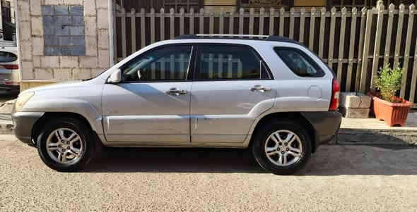 سلام عليكم من رخصه الادمن المحترم.                                                      للبيع كيا سبورتاج موديل 2006 مكينه 6 سلندر 2700 4well                    عليه تخم تاير مشدود قبل شهر باتري جديد.                                          المرايه الوسطيه اوتو دم المرايات الجانبيه كهرباء                                      كير محرك بحاله ممتازه جدا السياره تحويل ثاني يوم مكاني بغداد.              رقم الهاتف ***********      السعر 105 ورقه
