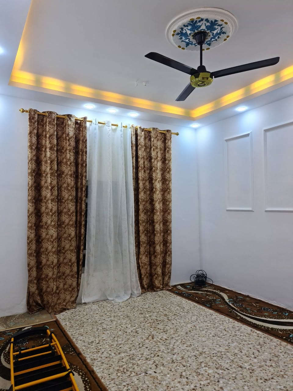 السلام عليكم ....
دار للبيع المساحة ١٤٥
القطعه مربعه
يحتوي على ٤ غرف الطابق الأول غرفتين ٥×٤ والطابق الثاني غرفتين ٨×٤ واستقبال ٦×٤+مطبخ ٥×٤+٢صحيات +صالتين+٢مناور البيت ماناقصه اي شي،
العنوان/خلف مول العميد الفرع السادس الصب مقابل المنتزه ثالث بيت عن السايدين الجدد مال حي الشرطه(السعر ٩٠وقابل للتفاوض).(***********)(***********).
