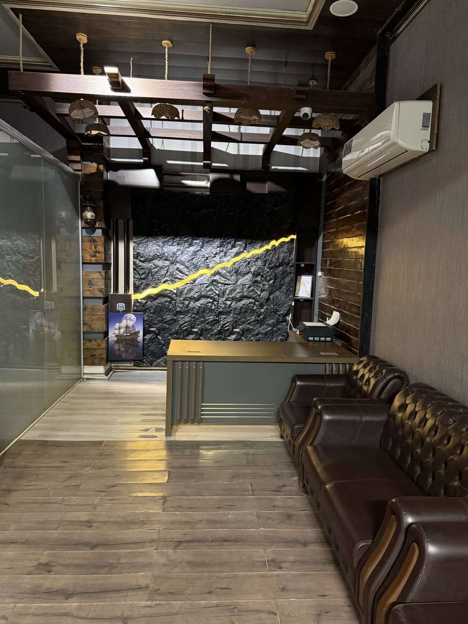 📍 مكتب للبيع - حي الشرطة
ركن ساحة الجص، مجاور شركة اللمسة الذهبية للمقاولات

🔹 المكتب مؤثث بالكامل
🔹 سبالت عدد (2) - جداري وكنتوري
🔹 إنارة كاملة شغّالة
🔹 ميز عدد (2)
🔹 ديكور جاهز
🔹 جام خانه

🔸 يصلح لـ:
• مكتب عقار
• مكتب محاماة
• مكتب هندسي

السعر: 11 مليون دينار
الإيجار الشهري: 400 ألف دينار

📞 للاستفسار والتواصل: ***********
