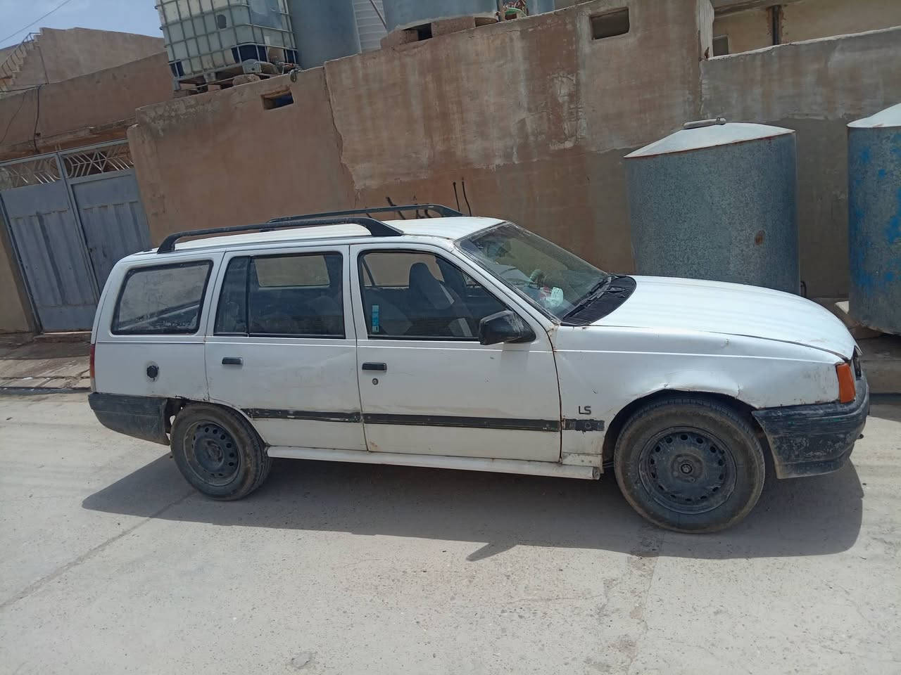 كاديت موديل ١٩٨٨ بسمي سياره هزه جديده سنويه جديد محرك وكير بشرط  والباقي شوف العين الا تصال عل رقم ***********
