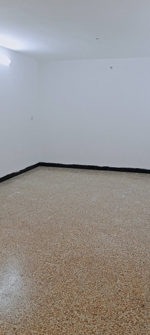 السلام عليكم طابق ثاني نظيف جدا للايجار معزول عزل كامل عن الطابق الارضي  مساحه 250 م في حي الميثاق قريب على السوق مطلوب عائله صغيره وموظف حصرا سعر الايجار 300 قفل للاستفسار اكثر الاتصال على الرقم ***********
